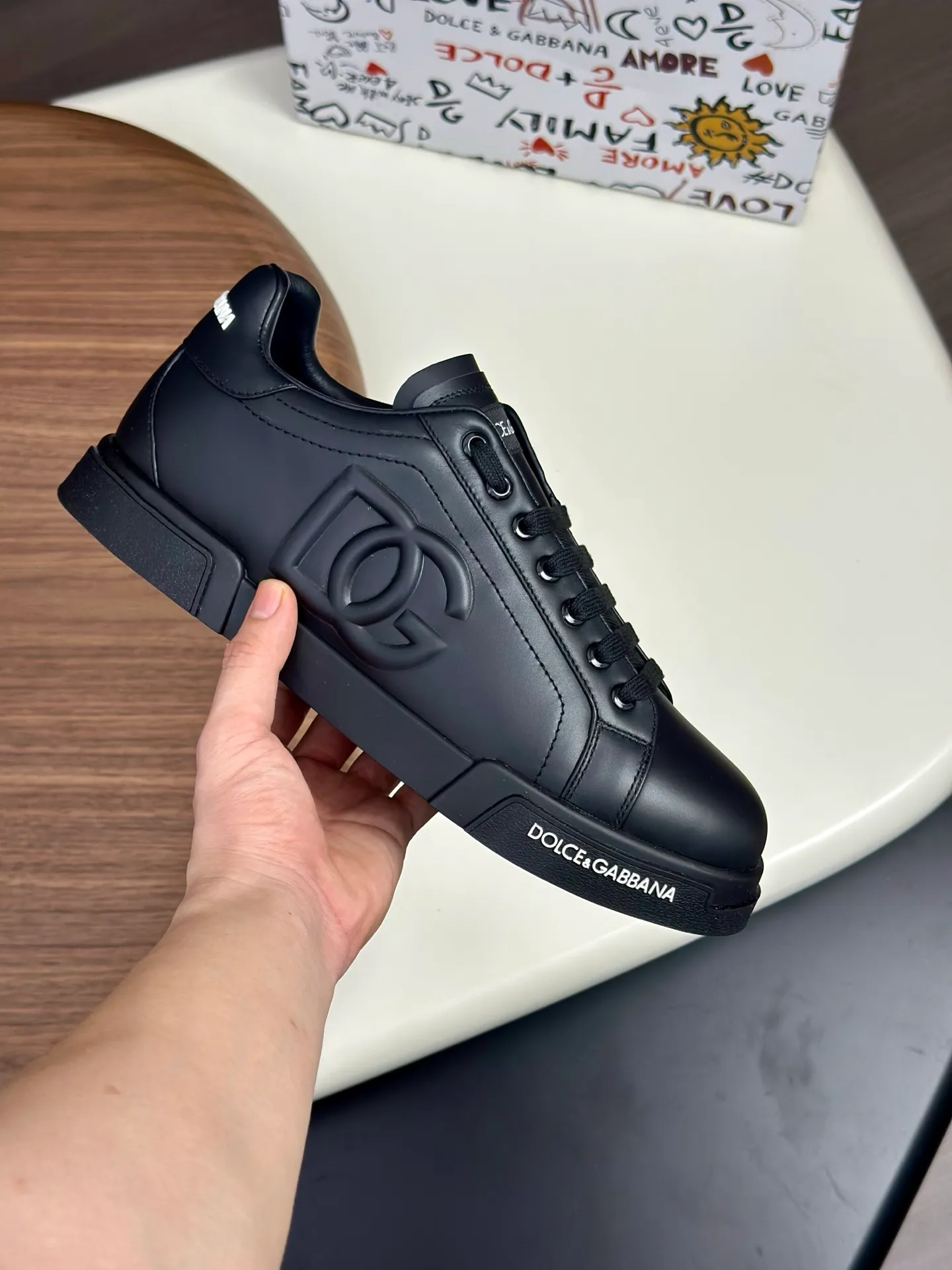 New product 💰800 DG Dolce & Gabbana men's shoes 💰ortofino calfskin sneakers ♞size; 39~44 (customized 38.45.46) Iconic men's shoes 💰ortofino series of sneakers, classic and timeless style, now presented with fashionable details. The calfskin engraved DG logo is a subtle finishing touch. Men's shoes💰ortofino calfskin sneakers: